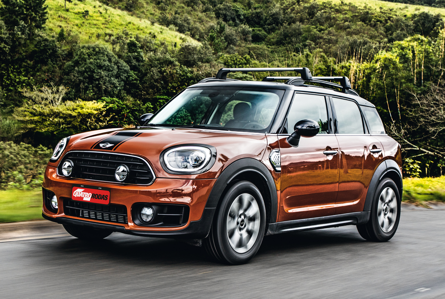 Far&oacute;is na grade d&atilde;o charme extra &agrave; dianteira