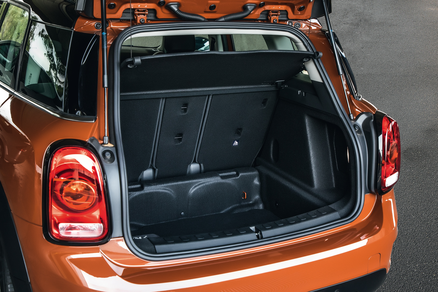 No porta-malas, uso de kit de reparo no lugar do estepe favorece o aproveitamento do espa&ccedil;o