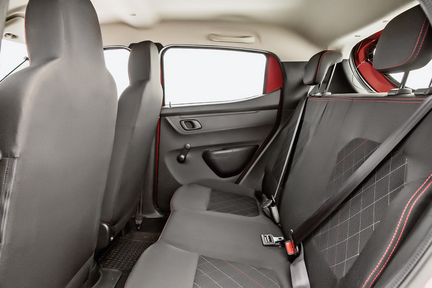 Atr&aacute;s h&aacute; entradas isofix, presente em todas as vers&otilde;es