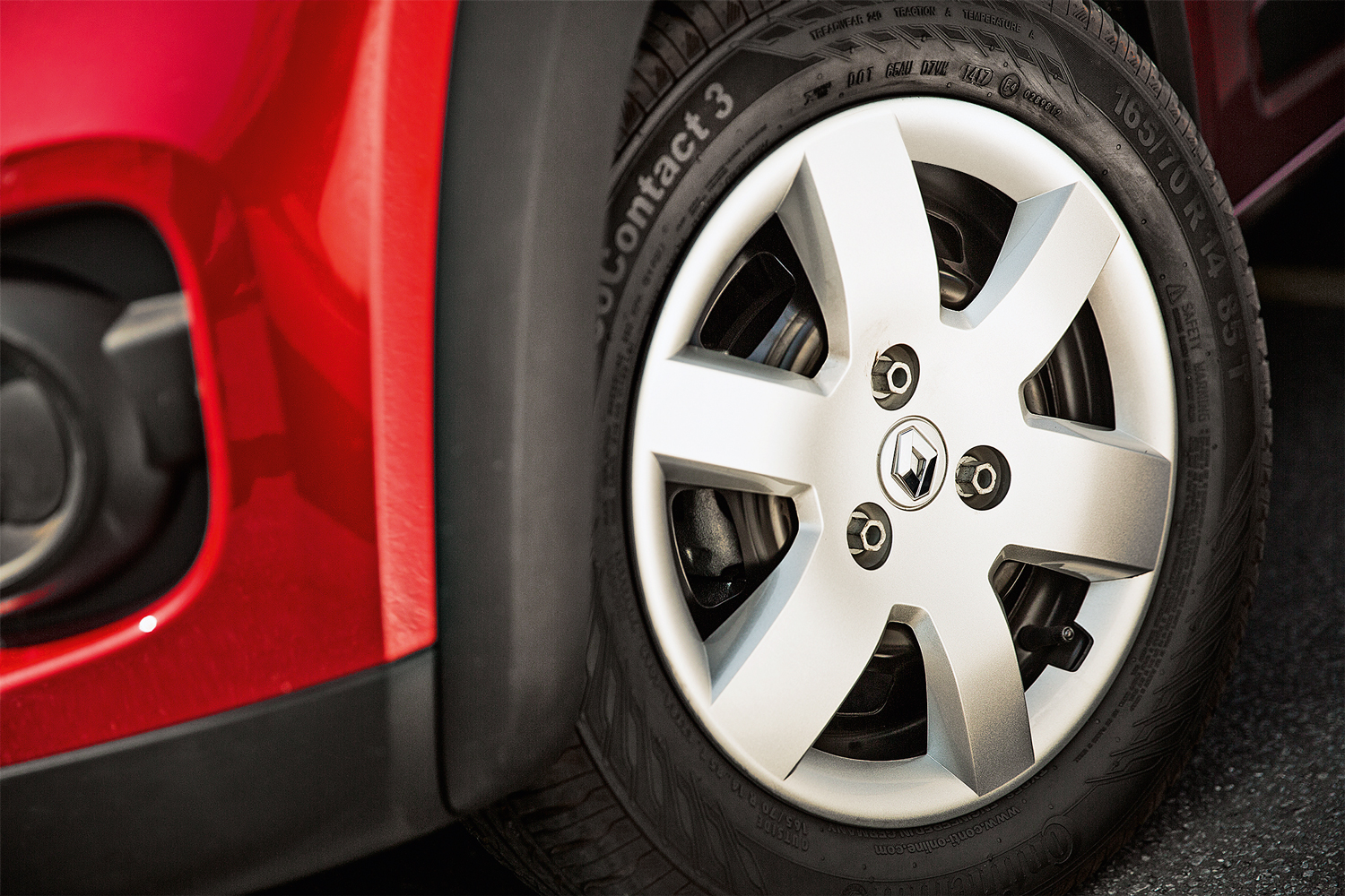 As rodas s&atilde;o fixadas com apenas tr&ecirc;s parafusos