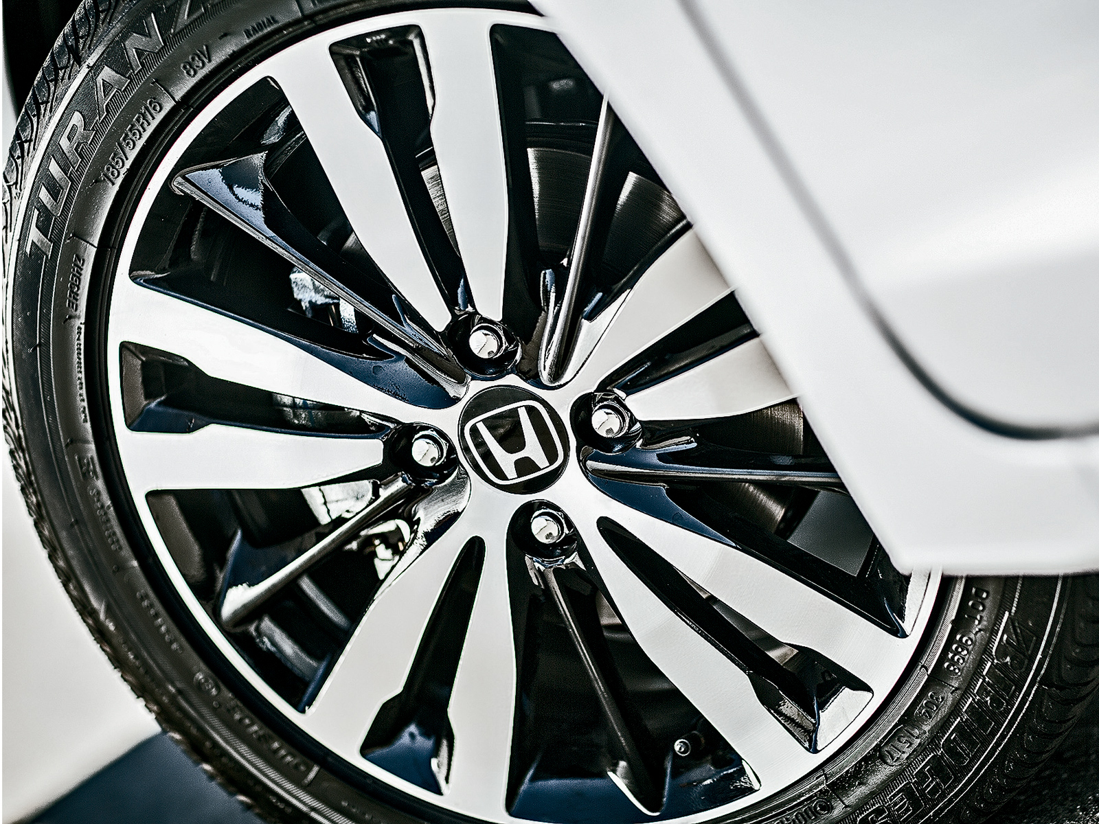 A roda &eacute; a mesma da linha anterior, o que muda &eacute; o acabamento bicolor no Fit 2018