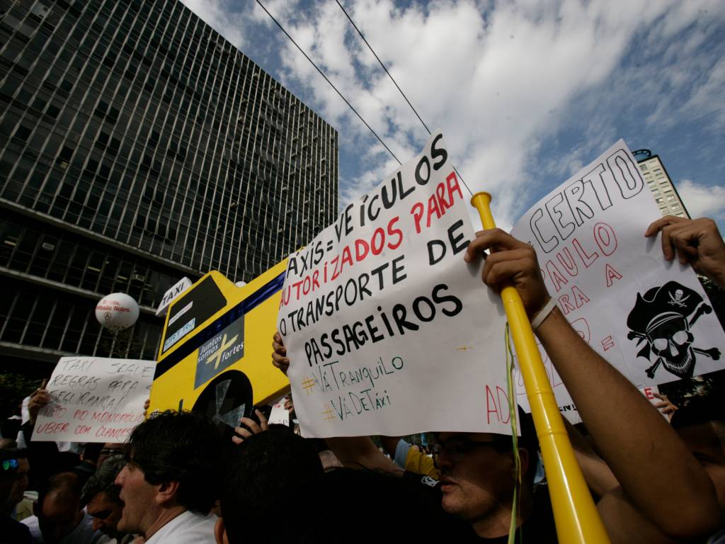 Taxistas protestam contra a legalização da Uber