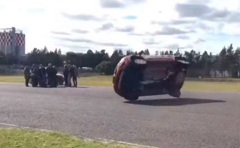 Renault Sandero Stepway capota em comercial na Argentina