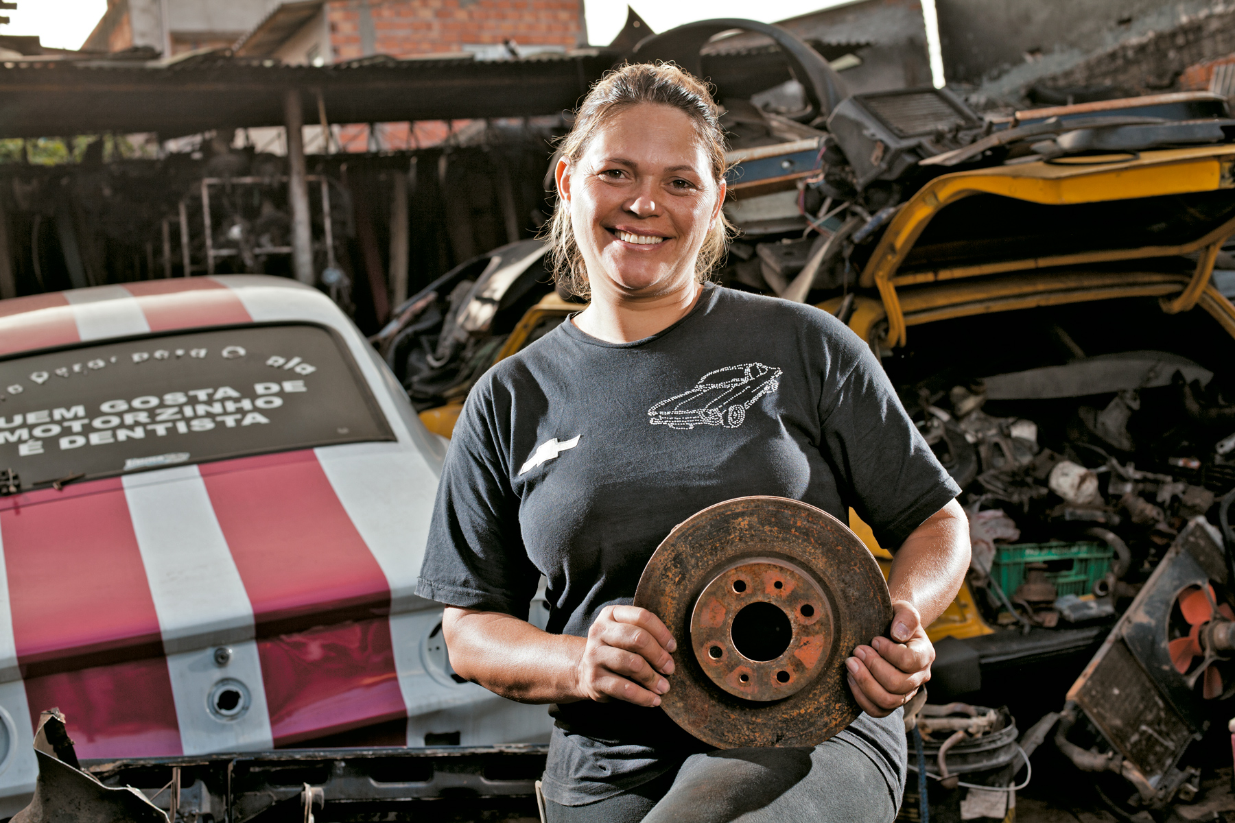 Loira j&aacute; desmontou mais de 80 Opala e tem um estoque de 20 carros em pe&ccedil;as