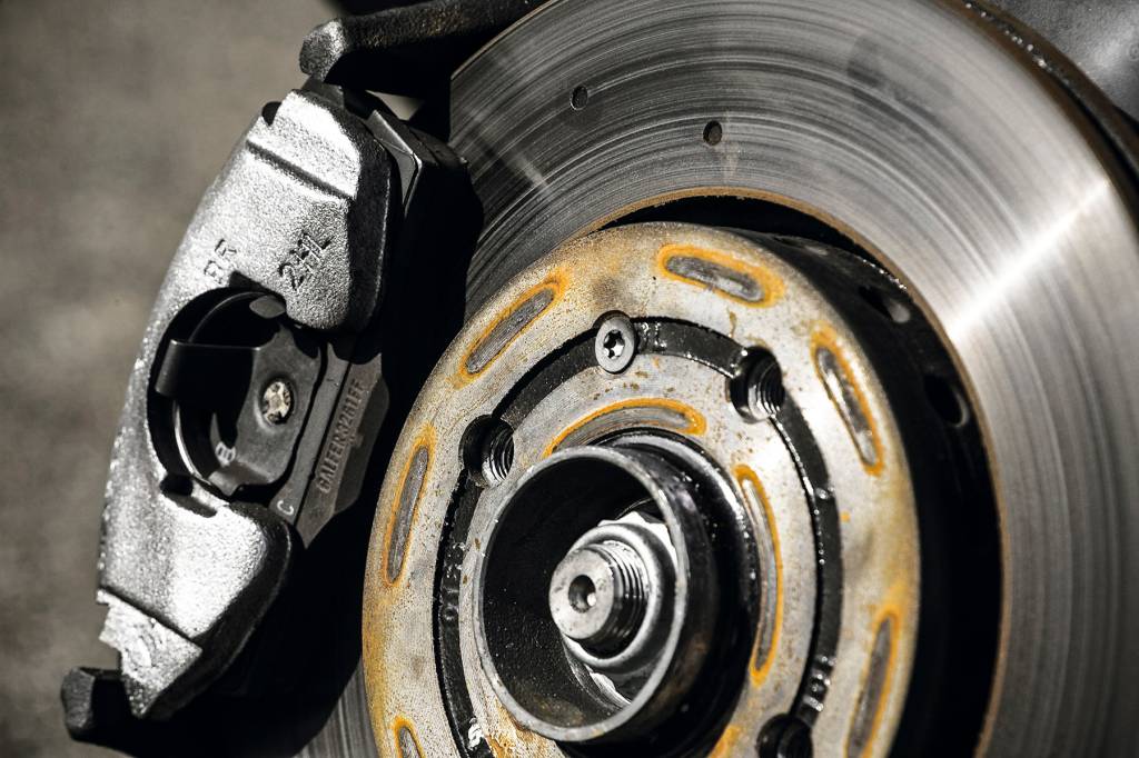 O que são as duas marcações gravadas no disco de freio?