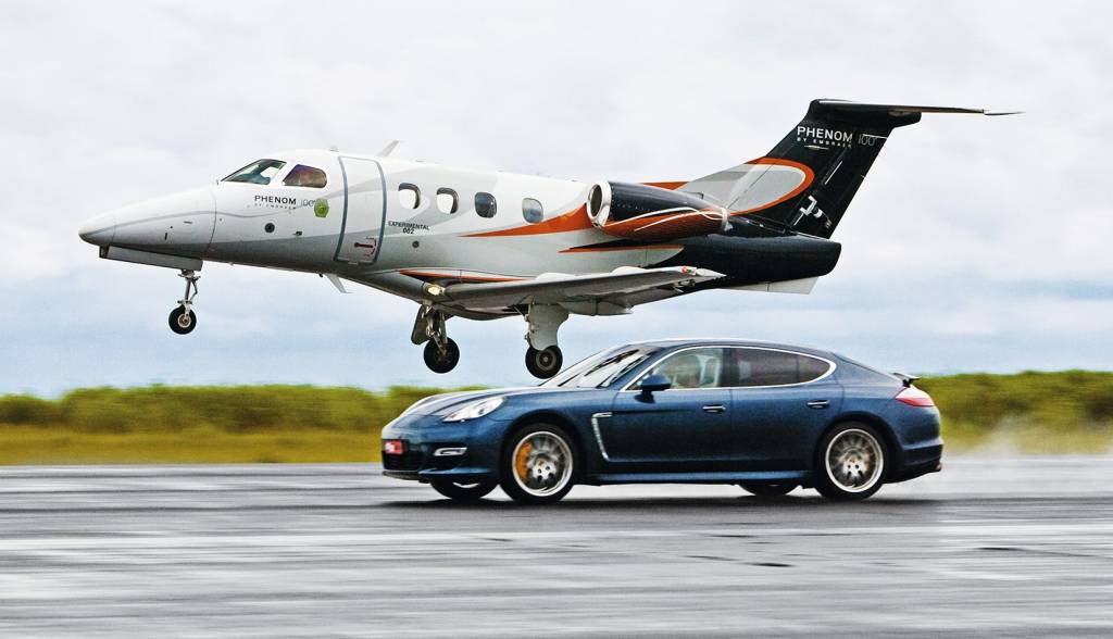 Há 11 anos, o Porsche Panamera Turbo encarou um jatinho Embraer; relembre