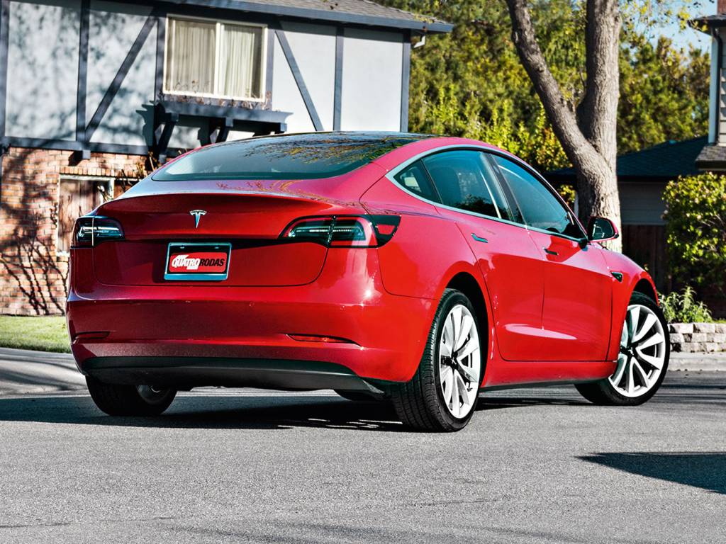 Tesla Model 3 Sedã Model 3 é o mais barato, partindo dos R$ 15.000 mensais. Há até assistência para instalação de carregador doméstico