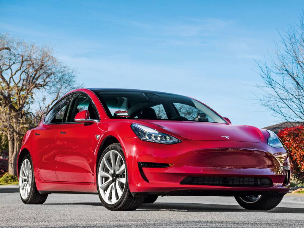 Tesla Model 3 Donos de Tesla vão ajudar a entregar veículos a novos clientes