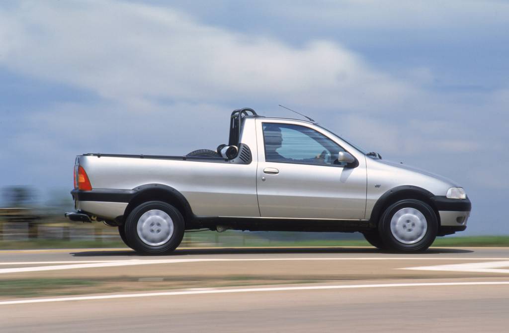Fiat Strada LX 1.6 16V testado pela revista Quatro Rodas. Fiat Strada LX 1.6 16V testado pela revista Quatro Rodas.