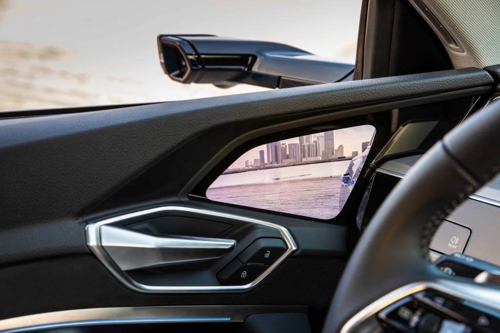Audi e-tron Novo Audi e-tron tem câmeras no lugar dos retrovisores e custa R$ 459.990