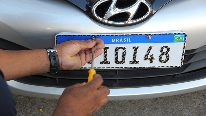As placas dianteiras e traseiras dos carros podem ser trocadas de lugar?