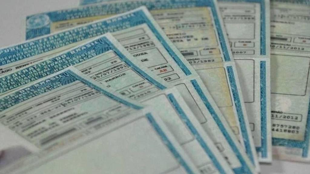 CNH Bolsonaro entrega projeto que muda pontos, validade e exames da CNH