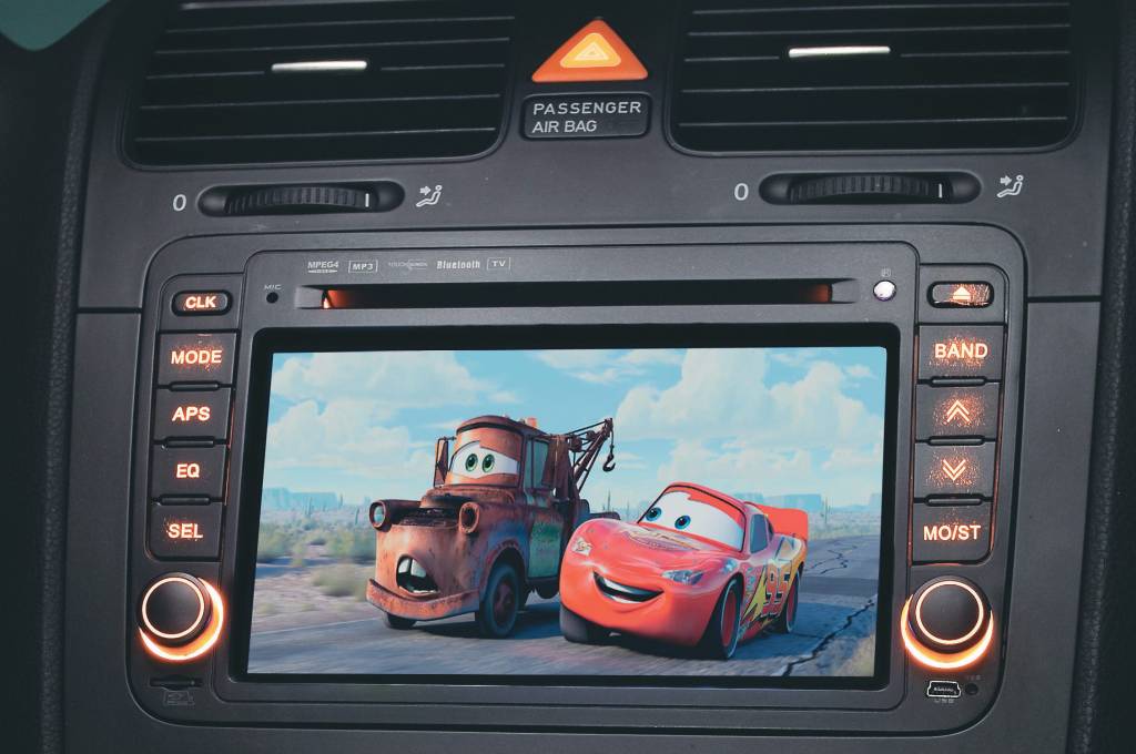 É possível desbloquear o DVD para que funcione com o carro andando?