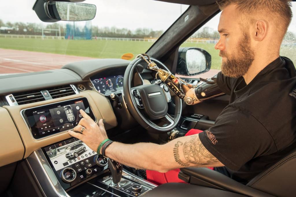 Jaguar Land Rover cria porta que abre sozinha para acesso de deficientes