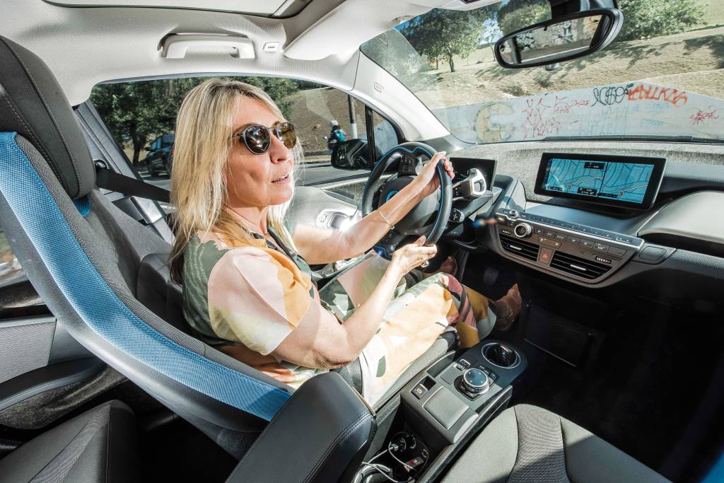 Glaucia, proprietária de um BMW i3 Glaucia, proprietária de um BMW i3