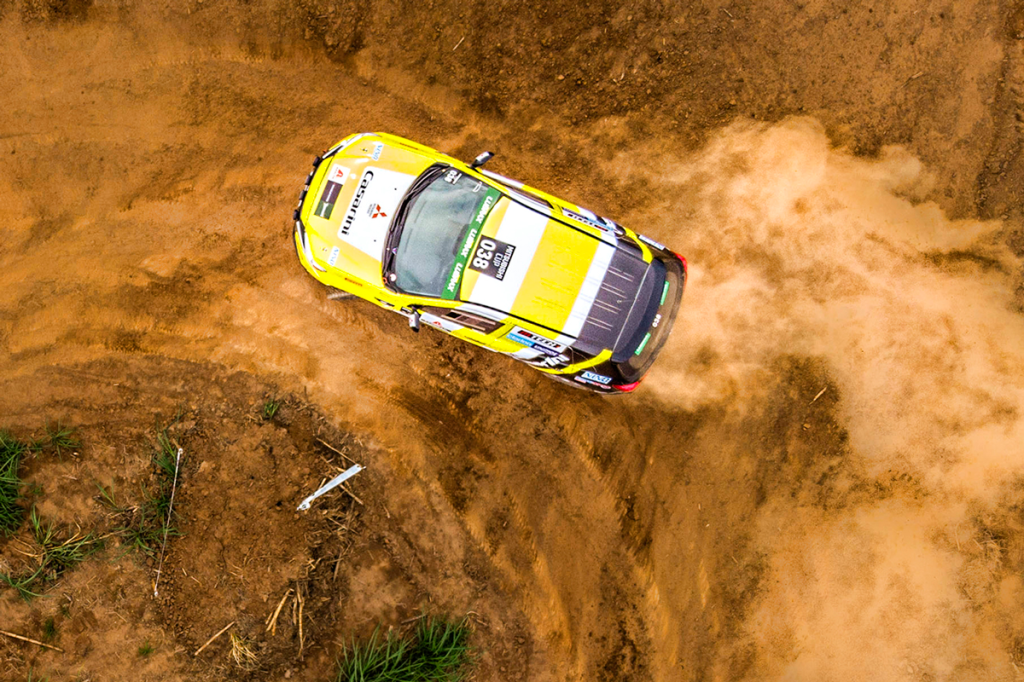 Carro da Mitsubishi Cup