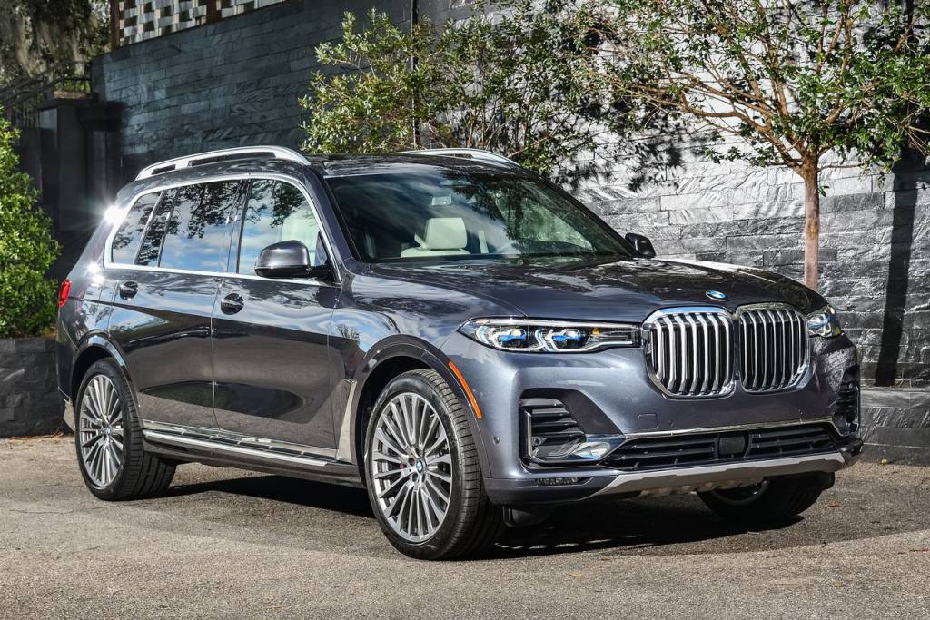 Bebidas e copos gelados podem ativar airbags e até frear BMW X7 e X5