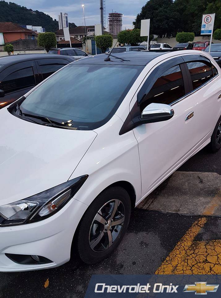 Chevrolet Onix com teto preto Chevrolet Onix com teto preto