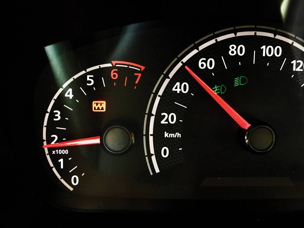 Longa Duração: a misteriosa luz de emergência no painel do Renault Kwid