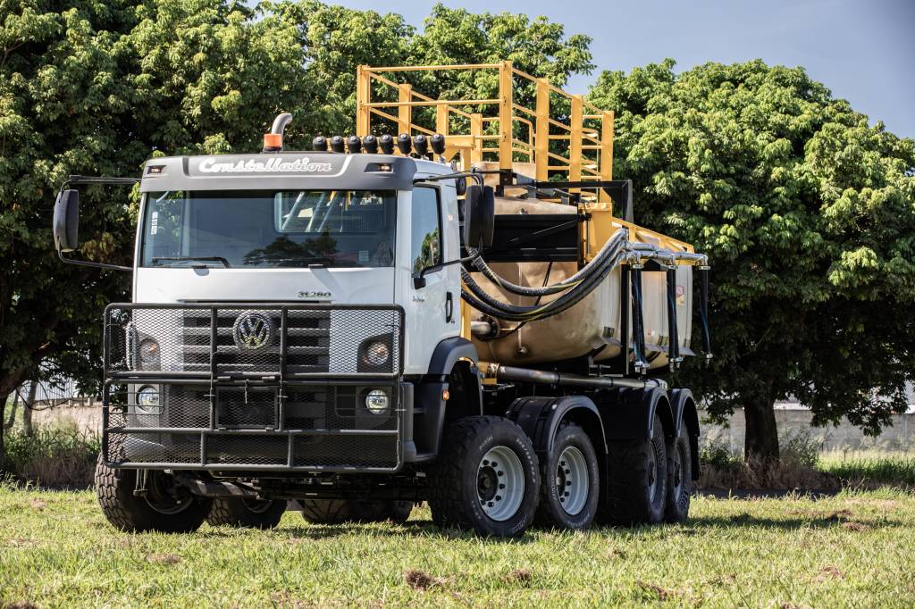 Supercaminhão canavieiro da VW tem força para carregar 40 Renault Kwid