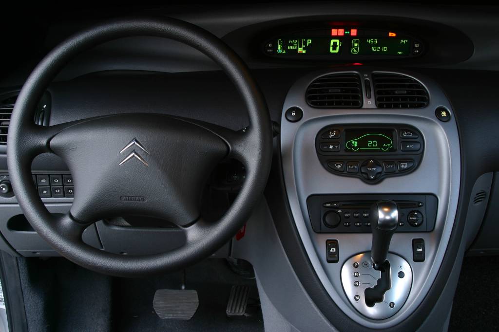 Painel com câmbio automático seqüencial do Xsara Picasso, minivan da Citroën. Painel com câmbio automático seqüencial do Xsara Picasso, minivan da Citroën.