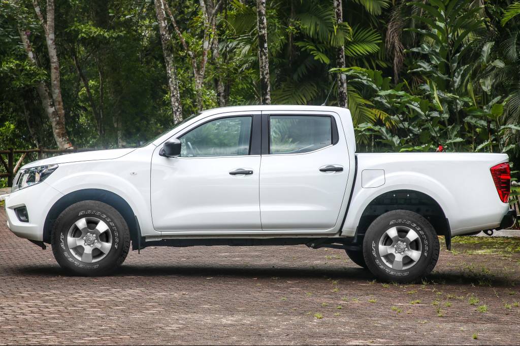 Nissan Frontier S fica menos pé de boi com rodas de liga leve acessórias