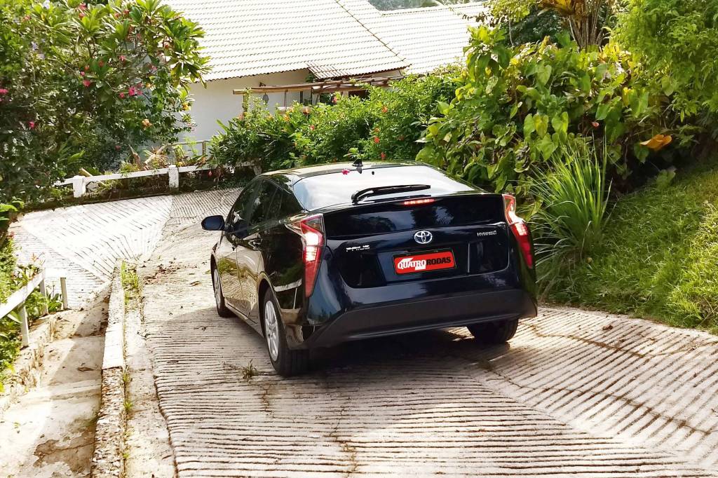 Longa Duração: Toyota Prius e a bizarra ré que só opera com motor elétrico