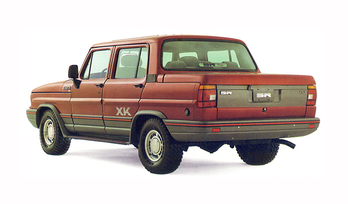 Vai dizer que esta capota não lembra a Ford Souza Ramos F-1000 XK Deserter, dos anos 1980/90? Vai dizer que esta capota não lembra a Ford Souza Ramos F-1000 XK Deserter, dos anos 1980/90?