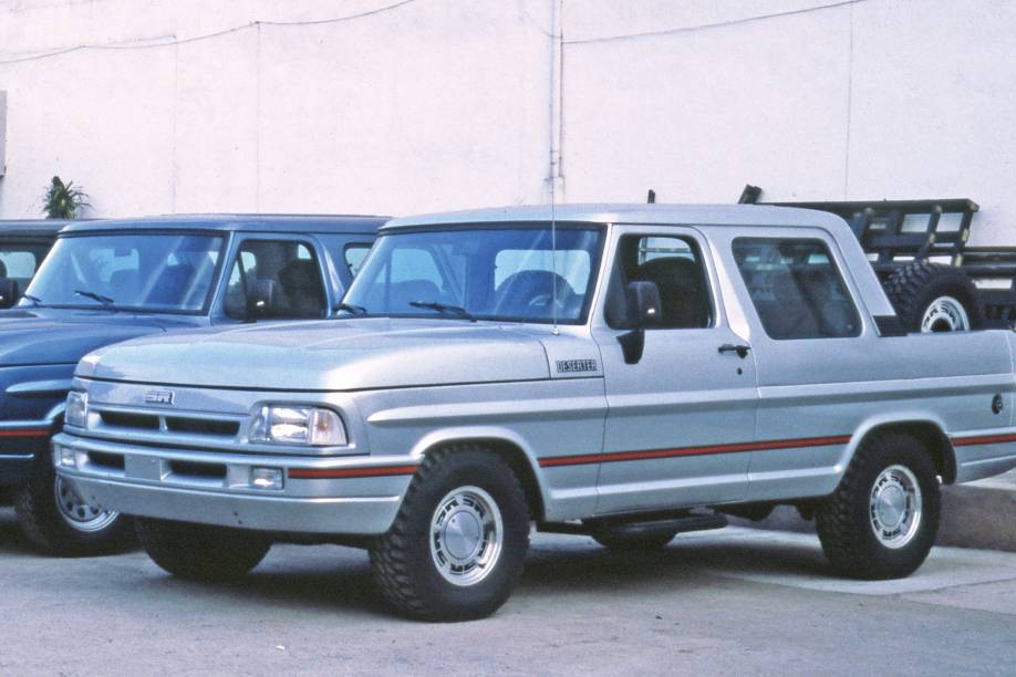 Picape Ford F-1000 transformada em SUV pela SR Souza Ramos) Picape Ford F-1000 transformada em SUV pela SR Souza Ramos)