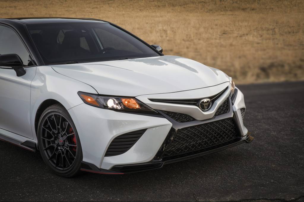 Toyota Camry TRD é um coroa acelerado com motor V6 de 300 cv