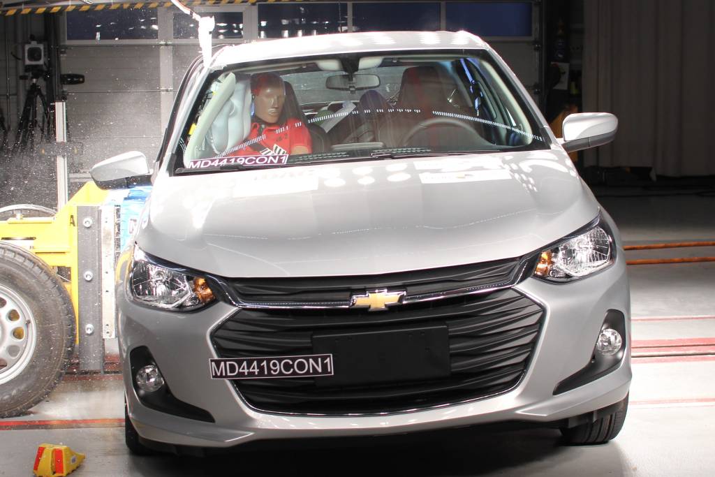 Novo Chevrolet Onix acelera teste no Latin NCAP para garantir nota máxima