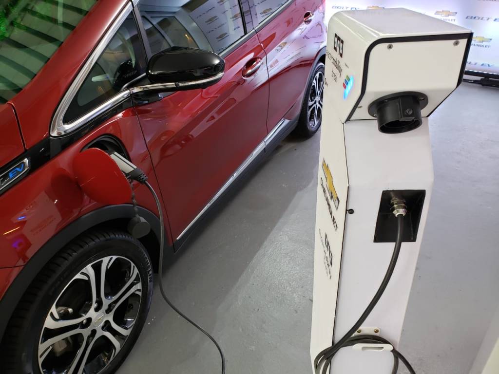 Chevrolet Bolt Caro de comprar, Chevrolet Bolt promete manutenção mais barata que Corolla
