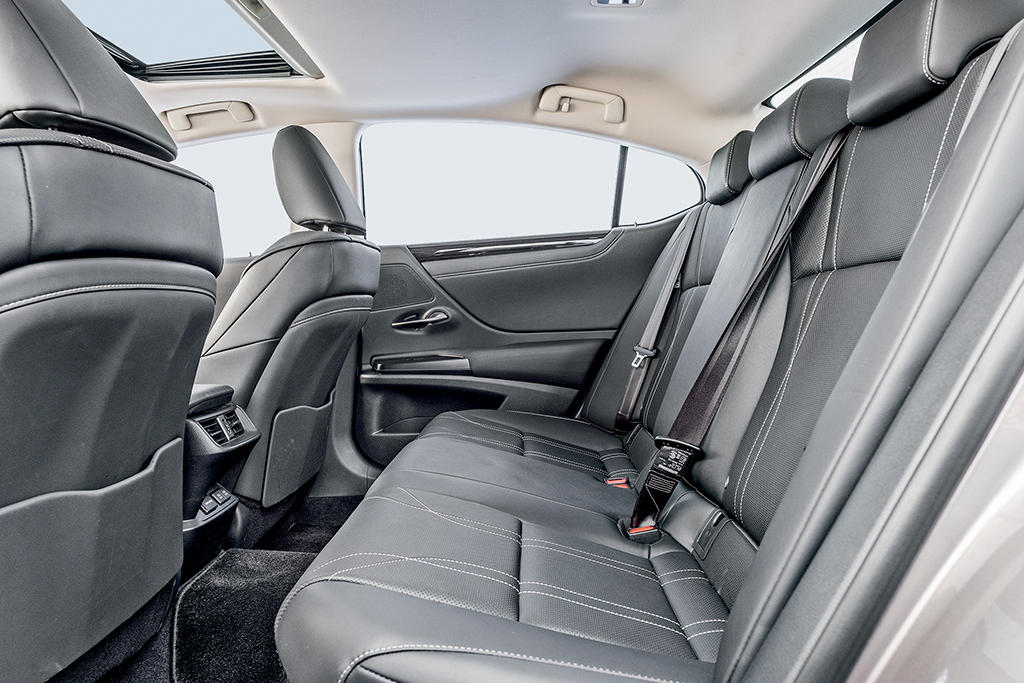 Comparativo Lexus ES 300h x Mercedes-Benz C 200 EQ Boost Comparativo Lexus ES 300h x Mercedes-Benz C 200 EQ Boost