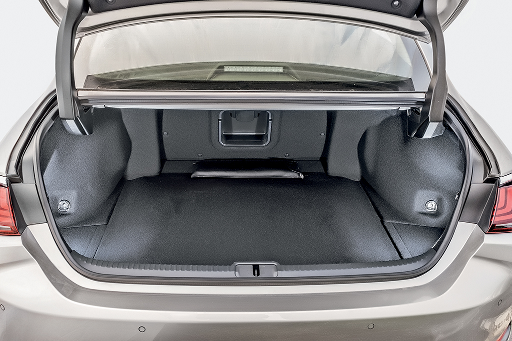 Comparativo Lexus ES 300h x Mercedes-Benz C 200 EQ Boost Comparativo Lexus ES 300h x Mercedes-Benz C 200 EQ Boost