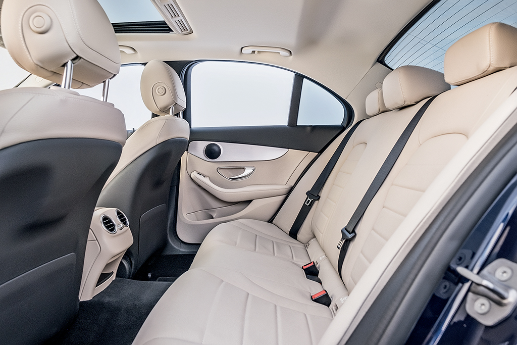 Comparativo Lexus ES 300h x Mercedes-Benz C 200 EQ Boost Comparativo Lexus ES 300h x Mercedes-Benz C 200 EQ Boost