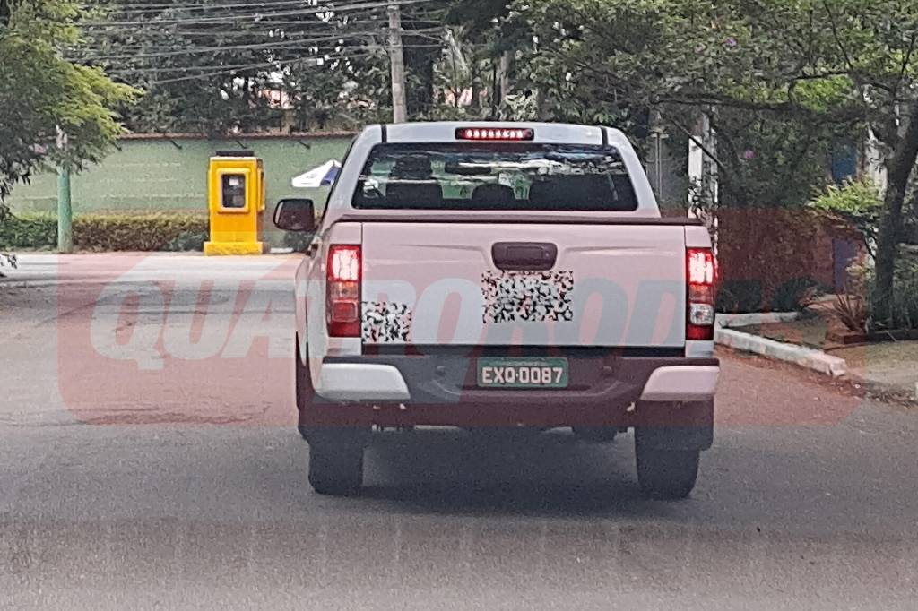 Nova Chevrolet S10 flagra Segredo: nova Chevrolet S10 com Wi-Fi e grade de Camaro ficará assim