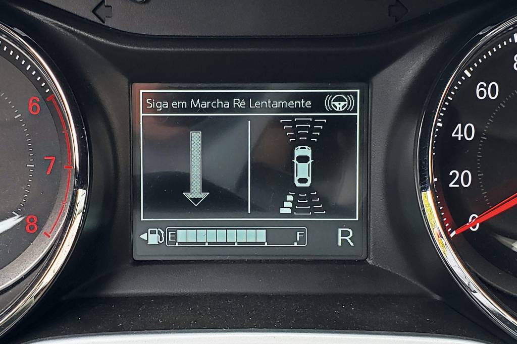 Onix Plus Longa Duração assistente de baliza (2) Computador de bordo mostra as indicações de movimentação do carro