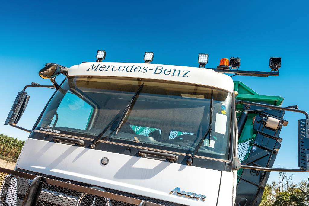 Mercedes-Benz Axor 3131 autônomo Mercedes-Benz Axor 3131 autônomo
