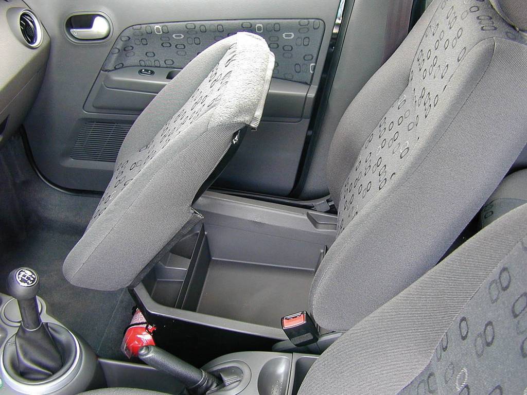 Porta-trecos sob o banco de passageiro do EcoSport 2.0 16V XLT, utilitário espor Porta-trecos sob o banco de passageiro do EcoSport 2.0 16V XLT, utilitário espor