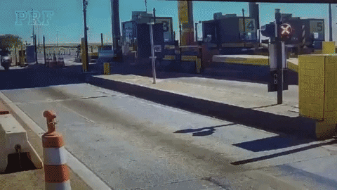 Motociclista tenta furar pedágio de R$ 8, cai e toma prejuízo de R$ 3.000