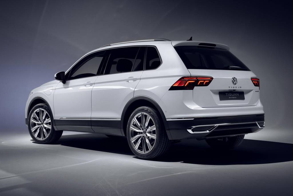 Volkswagen Tiguan e Hybrid 2021 (3) Traseira recebeu mudanças sutis no desenho interno de para-choque e lanternas