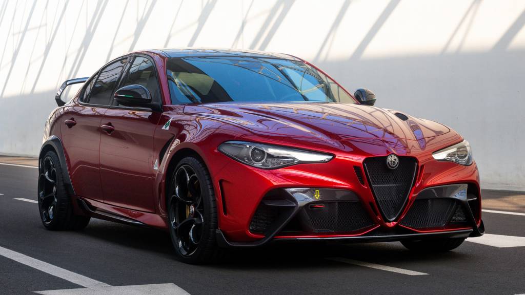 Alfa Romeo completa 110 anos com Giulia de 540 cv e reabertura de museu