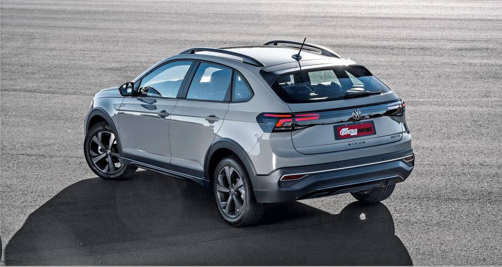 Volkswagen Nivus Highline compara 735 (5) Traseira do Volkswagen Nivus cinza