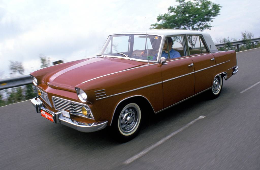 Sérgio Berezovsky, redator-chefe da Quatro Rodas, dirigindo um Aero Willys 2600, Aero Willys 2600, modelo 1966.