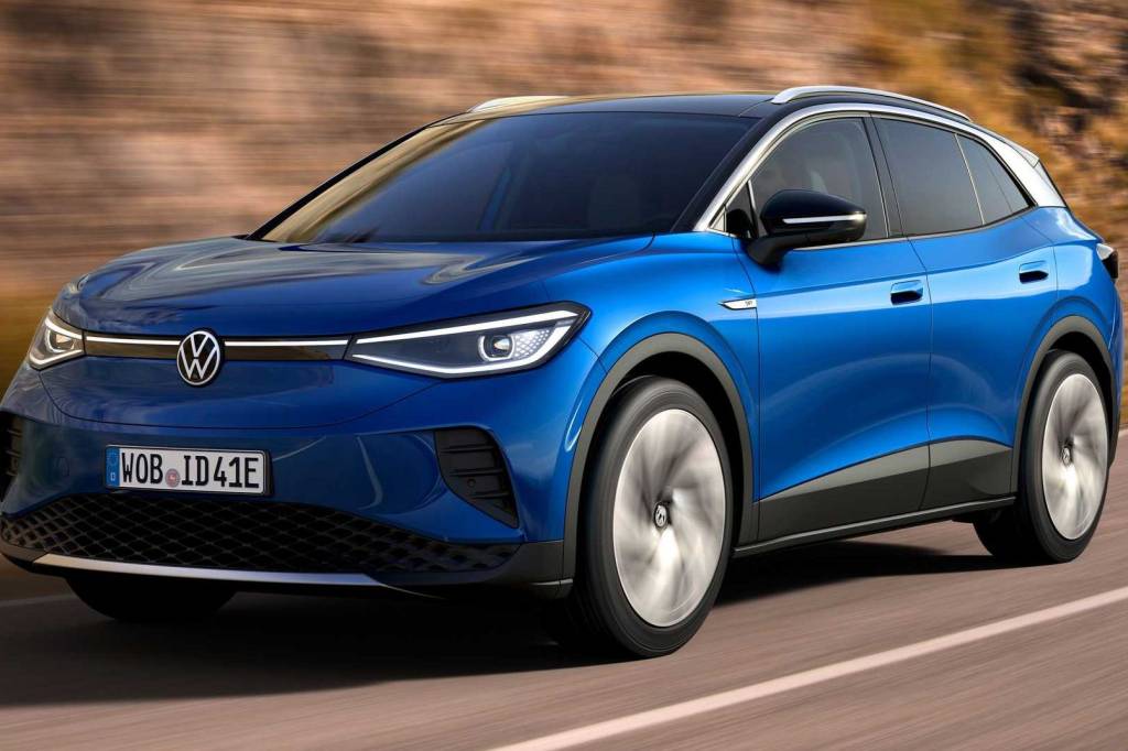 2021-volkswagen-id.4-exterior-in-motion Volkswagen ID.4 azul visto 3/4 de frente