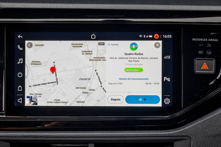 Waze instalado na central tem a mesma interface de um smartphone