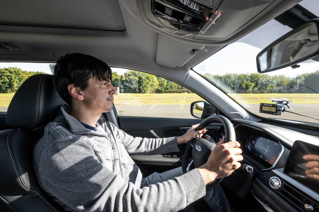 Entenda como são feitos os testes de desempenho em pista da QUATRO RODAS