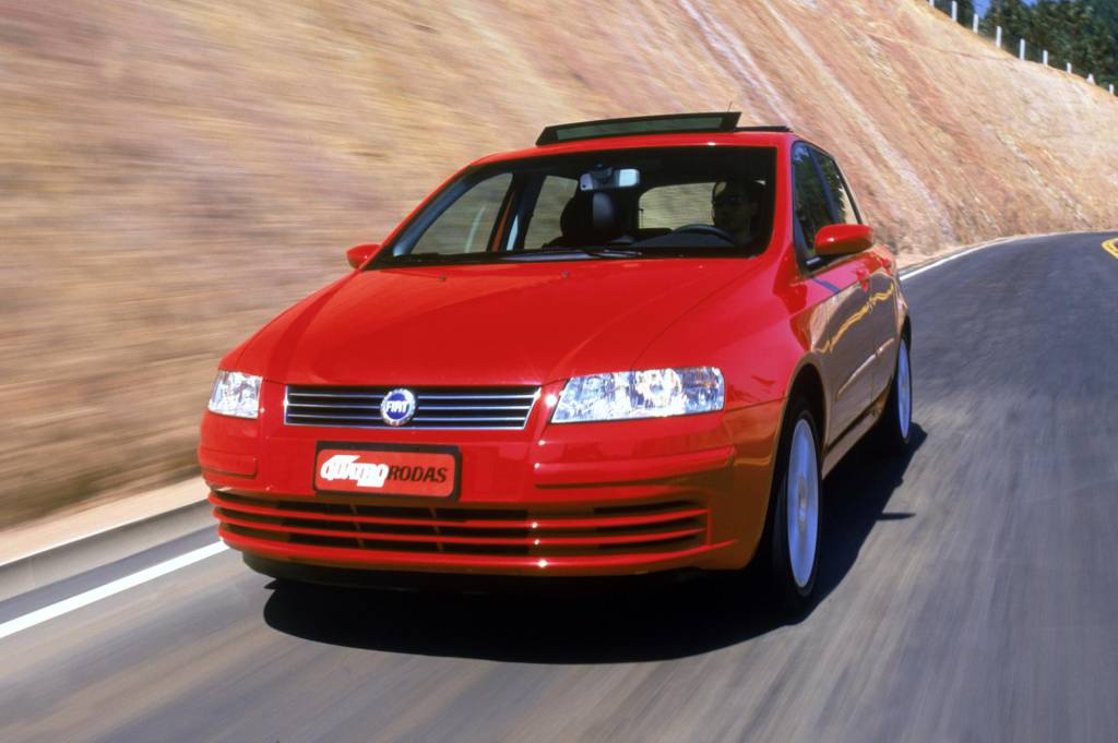 Fiat Stilo Abarth 2.4 testado pela revista Quatro Rodas (2) O Abarth vai bem na estrada. Só faltou uma direção mais firme
