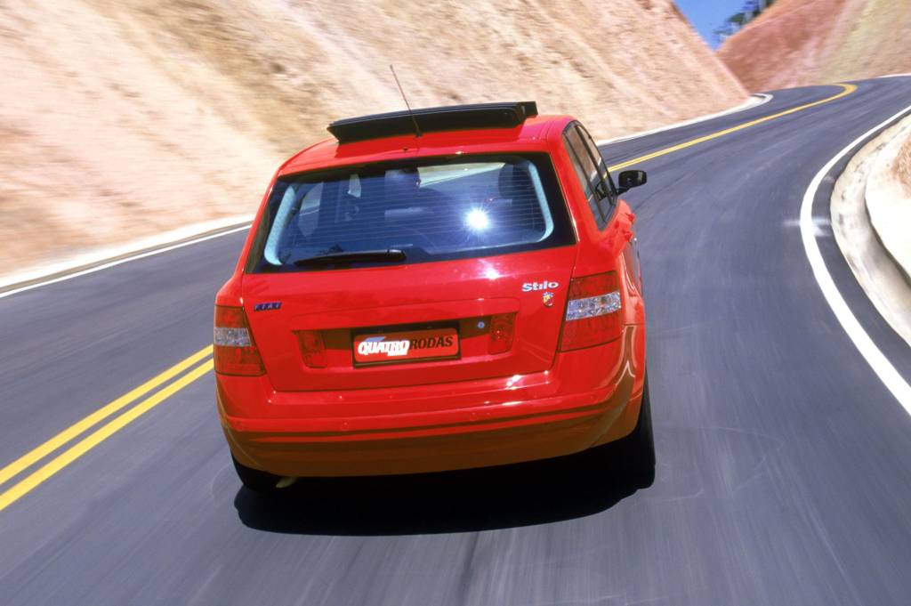 Fiat Stilo Abarth 2.4 testado pela revista Quatro Rodas (4) Fiat Stilo Abarth 2.4 testado pela revista Quatro Rodas (4)
