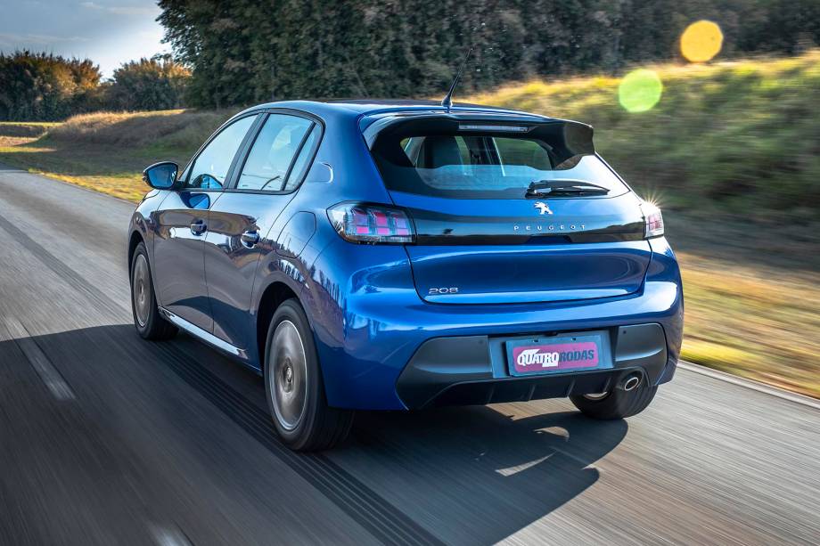 Versão topo de linha do 208 flex se destaca pelo aerofólio preto Versão topo de linha do 208 flex se destaca pelo aerofólio preto